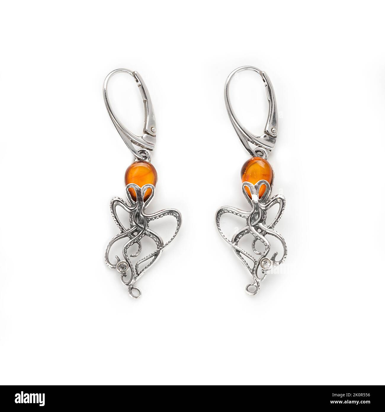 Amber Schmuck Set in einer Vielzahl von verschiedenen Armaturen von Octopus bis Bienen. 925 Silber. Aufgenommen auf weißem Hintergrund. Stockfoto