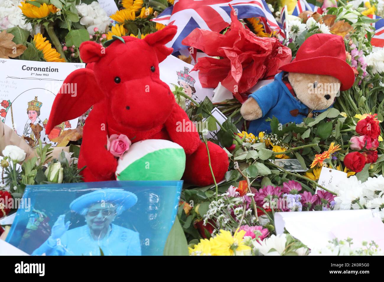 London, Großbritannien. 13. September 2022. Tausende von Menschen haben Blumengebete, Karten und Botschaften für Ihre Majestät Königin Elizabeth II. Hinterlassen, die am 8.. September im Alter von 96 Jahren starb. Quelle: Uwe Deffner / Alamy Live News Stockfoto