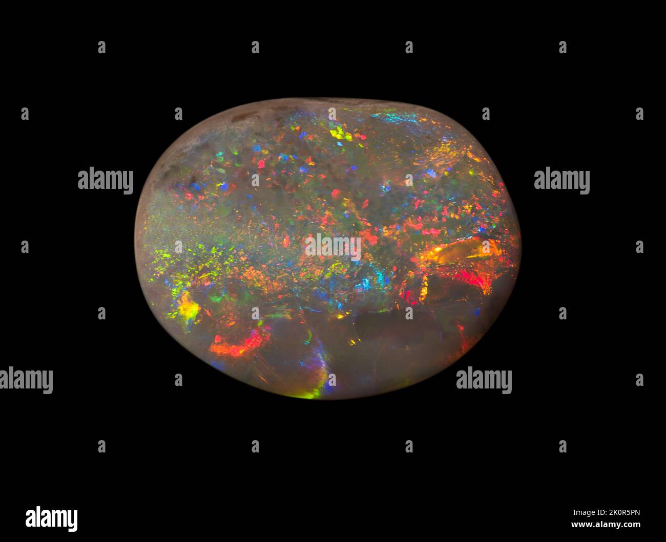 Australische Opal-Edelsteine, aufgenommen auf einem schwarzen Hintergrund, um die wunderschöne Farbe und das Muster dieses Natursteins hervorzuheben. Projekt mit Damien Hirst. Stockfoto
