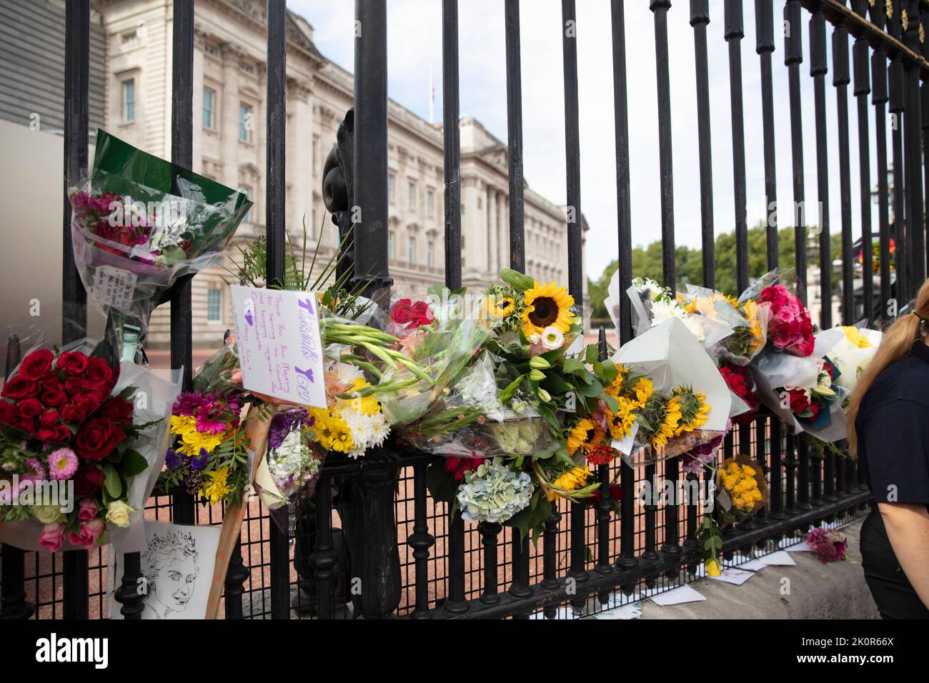 LONDON, Großbritannien - 2022. September: Blumen an den Toren des Buckingham Palace zu Ehren von Königin Elizabeth II Stockfoto
