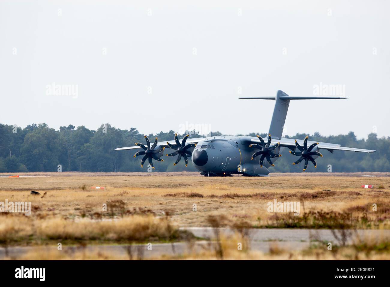 Die Abbildung zeigt das militärische Transportflugzeug Airbus A400M während einer Pressekonferenz zum Sturm Tide 2022 (05-16/09), der fiktiven, nicht kämpferischen Evakuierungsoperation, die von der belgischen Verteidigung in Weelde am Dienstag, dem 13. September 2022, organisiert wurde. Etwa 800 Soldaten aus den Abteilungen Land, Luft und Medizin werden eine Interventionseinheit bilden, die dort für eine fiktive, nicht-kämpferische Evakuierungsoperation (NEO) eingesetzt wird, indem sie die verschiedenen Spezialitäten und Fähigkeiten VON SO Regt einbeziehen. Dieser Pressemoment ist organisiert, um die Möglichkeit zu bieten, die Arbeit der para-Kommandos und der A40 zu beobachten Stockfoto