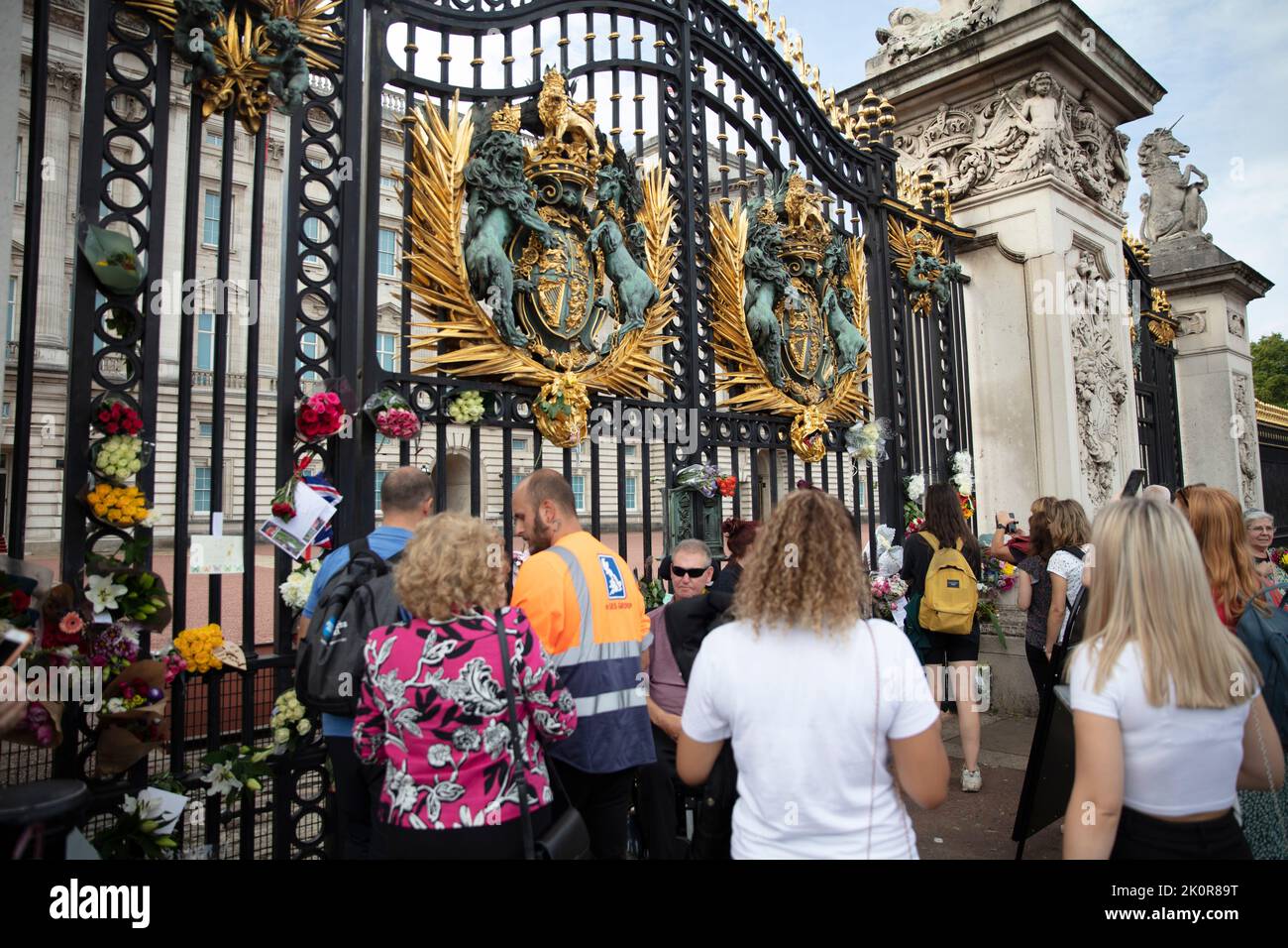 LONDON, Großbritannien - 2022. September: Besucher besuchen den Buckingham Palace, um Königin Elizabeth II. Nach ihrem Tod zu ehren Stockfoto