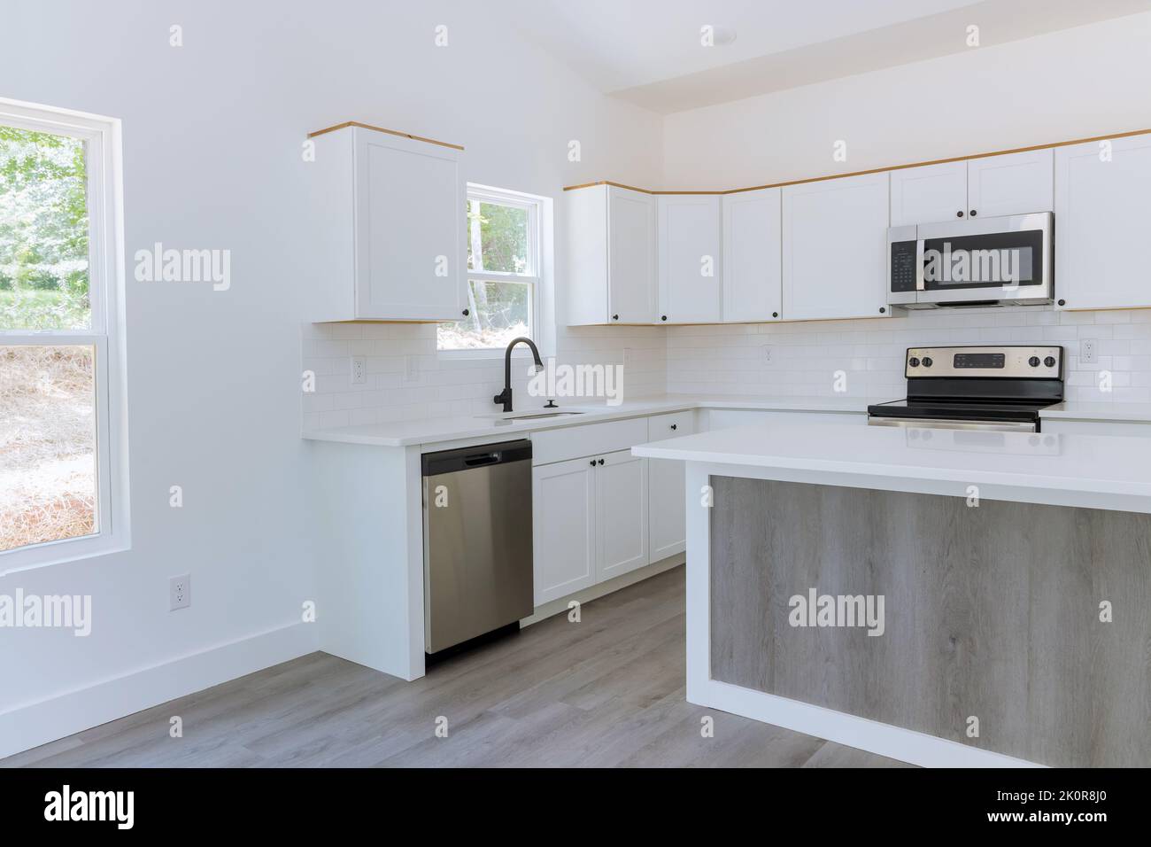 Installation von Küchengeräten und Küchenschränken in einem neuen Zuhause Stockfoto