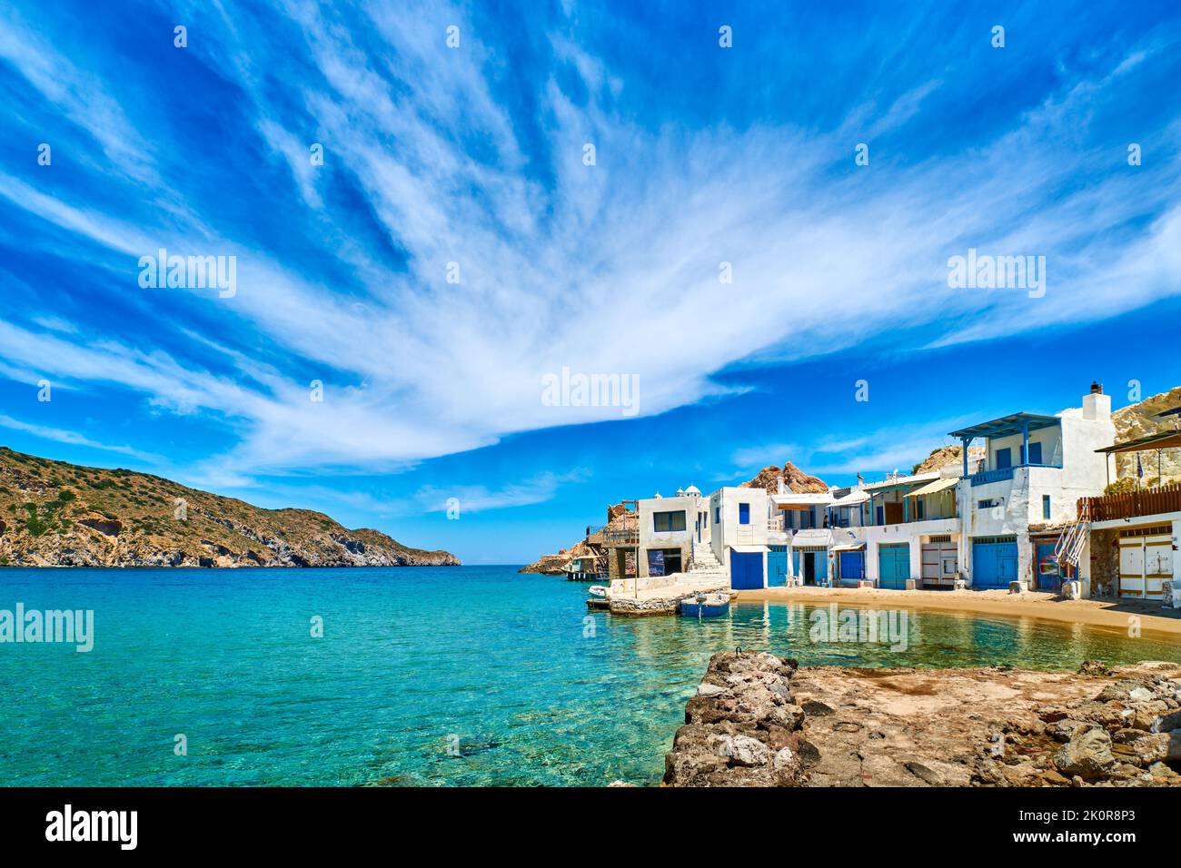Traditionelles griechisches Fischerdorf, blaues Meer, großer Himmel, Sommer. Firopotamos, Insel Milos, Kykladen, Griechenland. Stockfoto