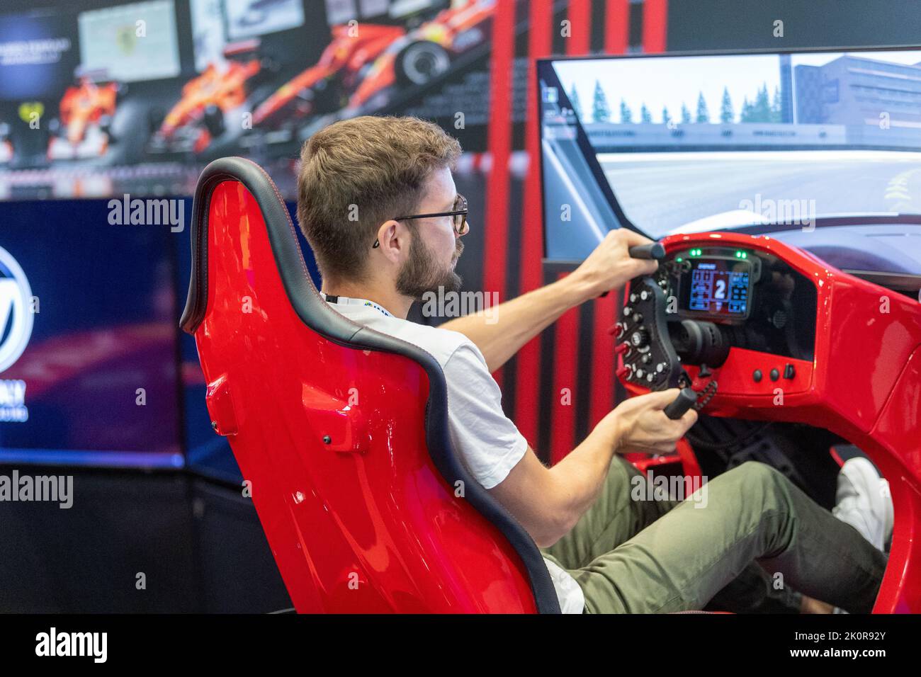 London, Großbritannien. 13. September 2022. IAAPA Expo Europe (Global Association for the Attractions Industry) Excel London Motorrennsport-Simulationsspiel Kredit: Ian Davidson/Alamy Live News Stockfoto