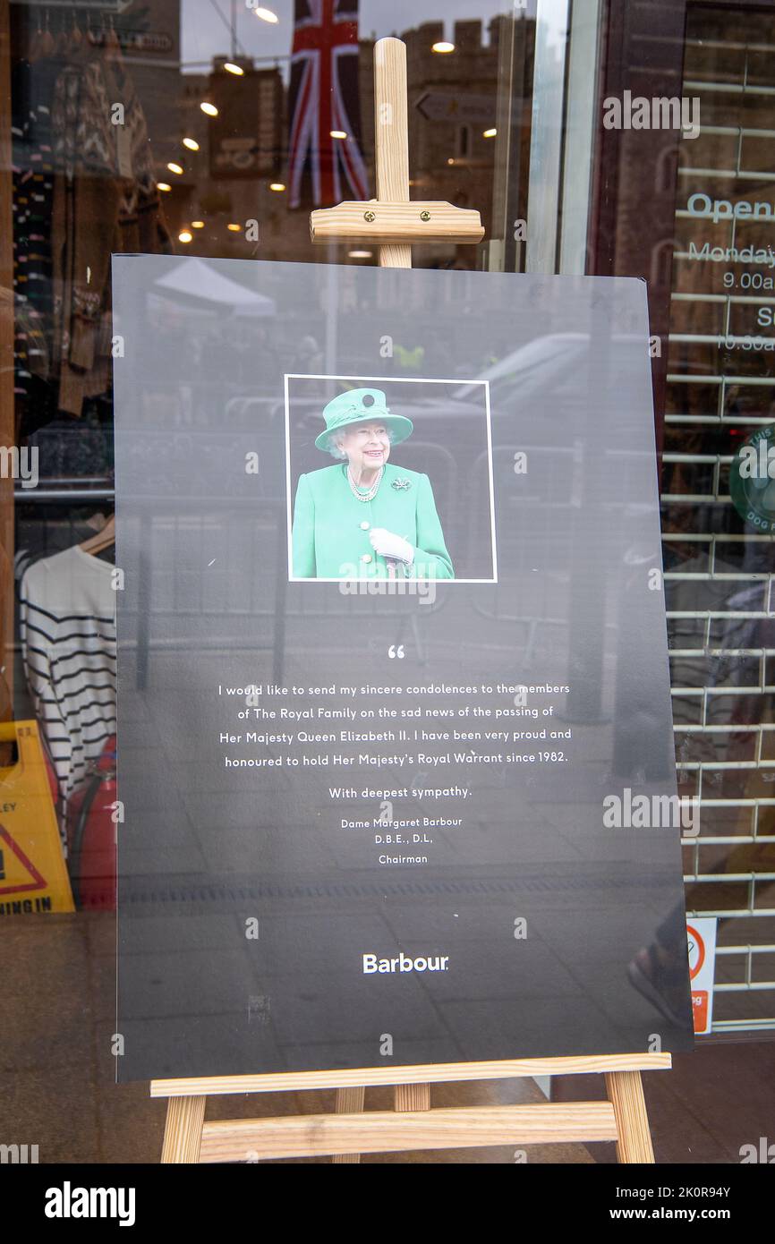 Windsor, Großbritannien. 13.. September 2022. Royal Warrant Holders, Barbour haben Botschaften der Sympathie über ihre Schaufenster in ihrem Geschäft in Windsor Kredit: Maureen McLean/Alamy Live News Stockfoto