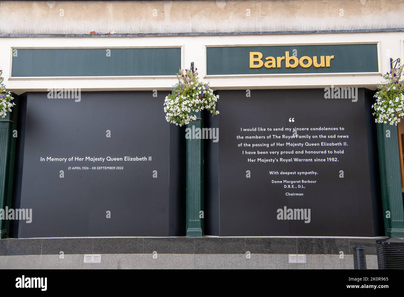 Windsor, Großbritannien. 13.. September 2022. Royal Warrant Holders, Barbour haben Botschaften der Sympathie über ihre Schaufenster in ihrem Geschäft in Windsor Kredit: Maureen McLean/Alamy Live News Stockfoto