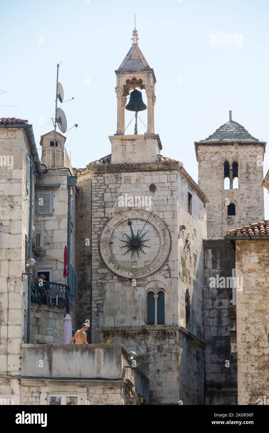 Glockenturm der Kirche unserer Lieben Frau von Zvonik, Split, Kroatien. Erbaut in einem kleinen Raum innerhalb des alten Eisernen Tores der westlichen Wand von Diokletian. Stockfoto