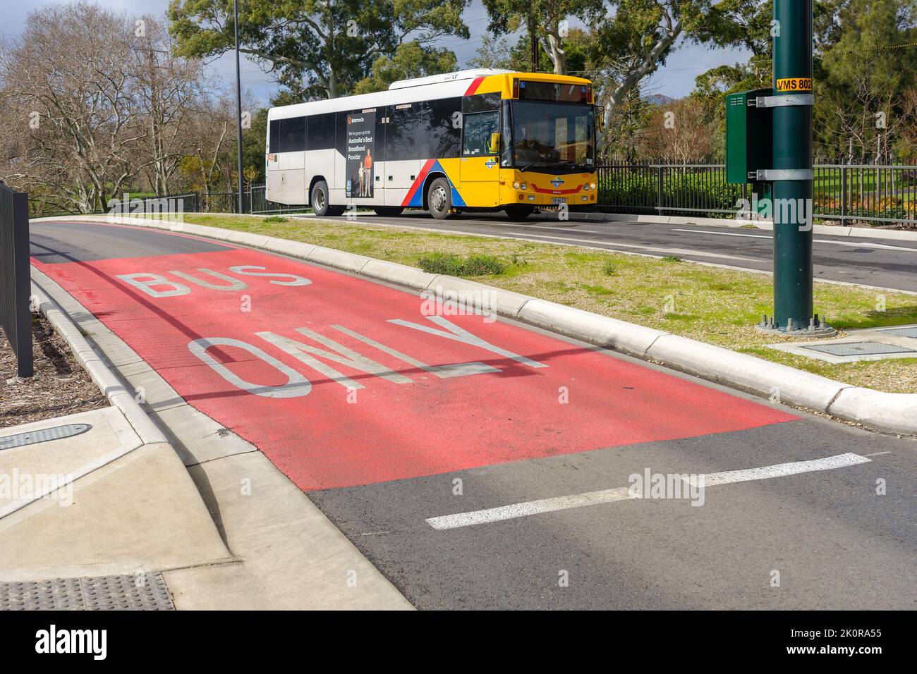 Adelaide, Australien - 10. August 2019: Der Adelaide Metro-Bus fährt vom Salisbury Interchange in die Stadt. O-Bahn Bus ist ein geführter Bus Stockfoto