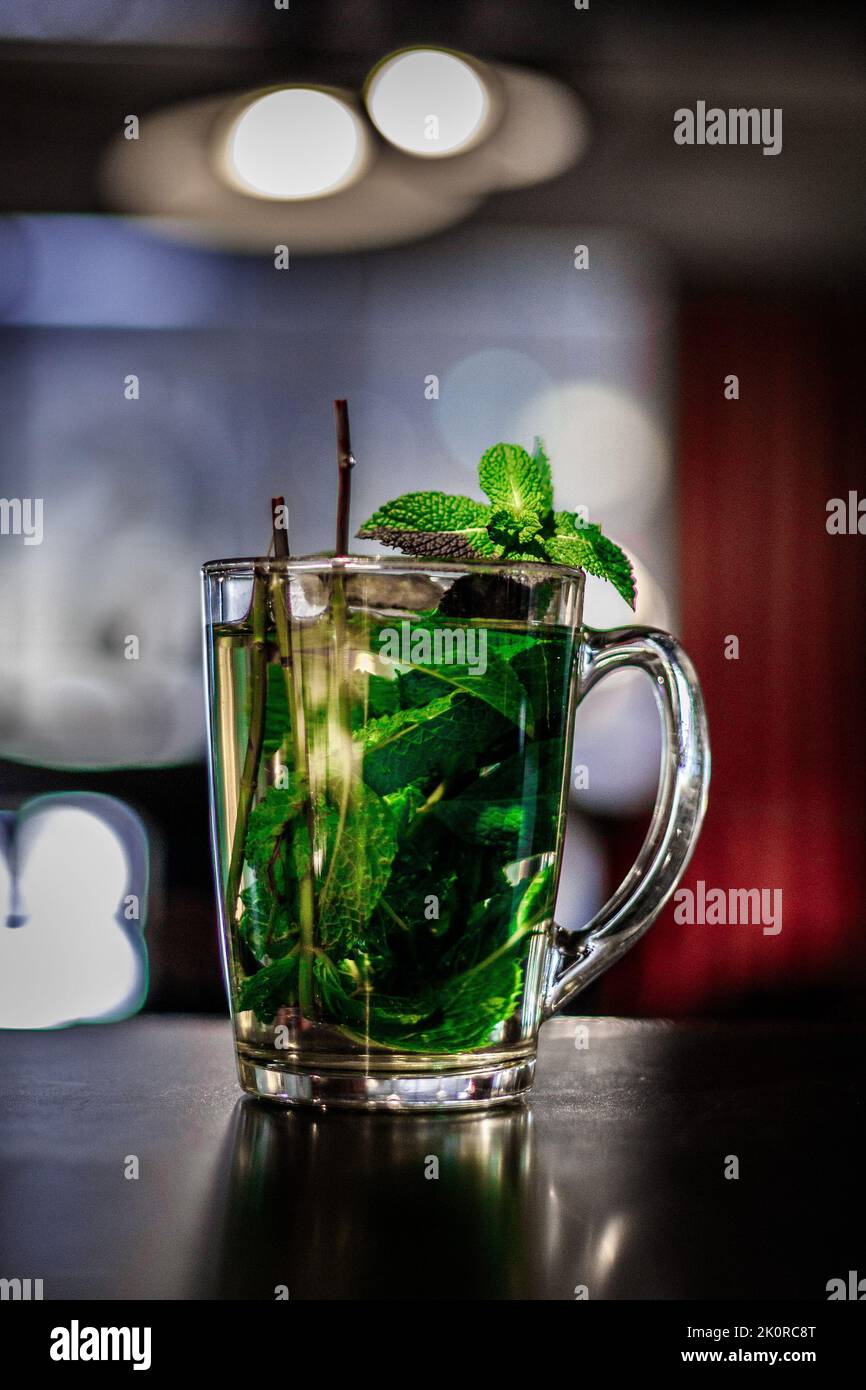 Eine vertikale Aufnahme eines Glases Pfefferminztee Stockfoto