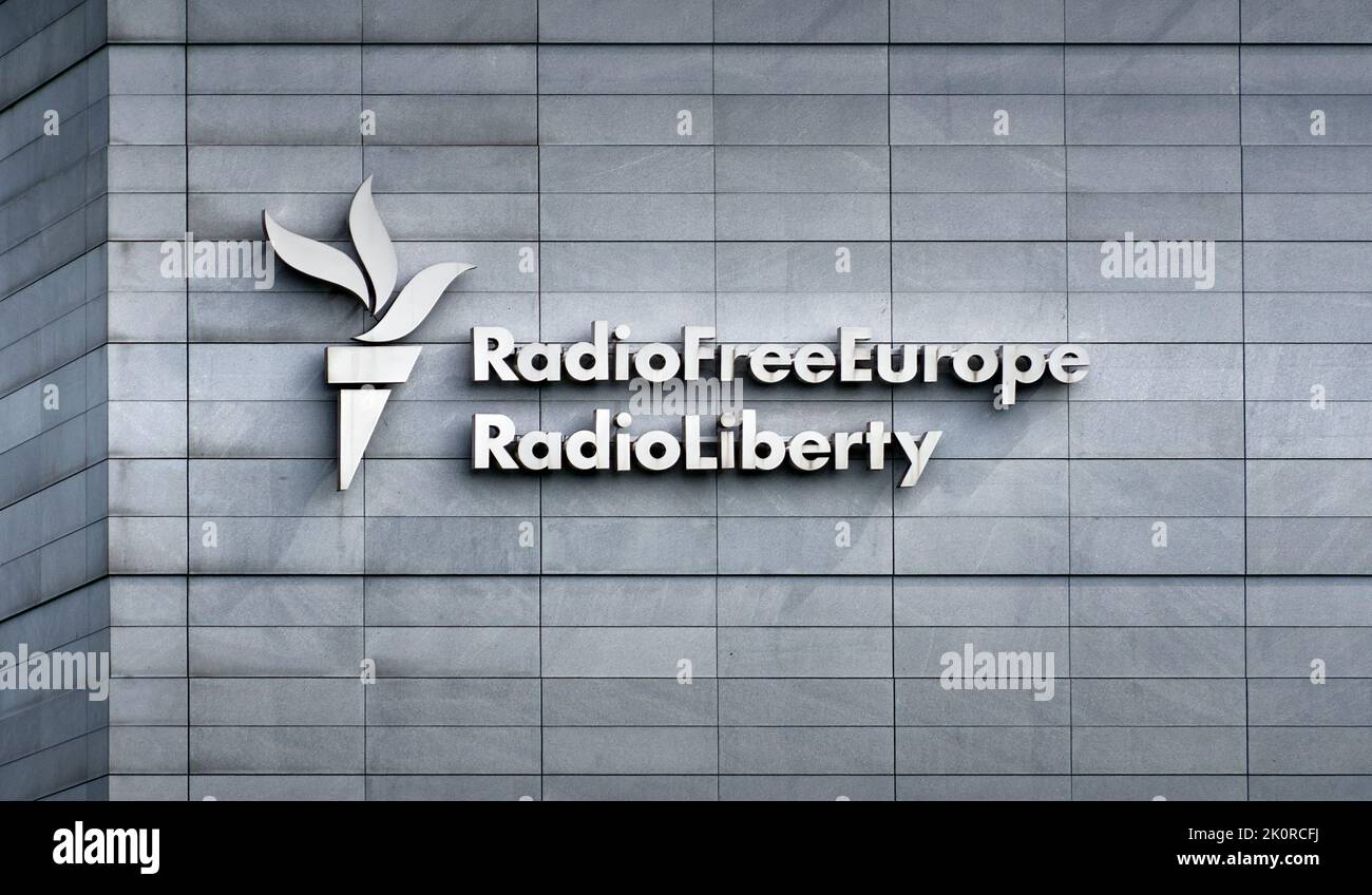 Radio Free Europe, Radio Liberty, Schriftzug an der Wand des Hauptquartiers des amerikanischen Senders in Prag, Tschechien, 30. August 2022 Stockfoto