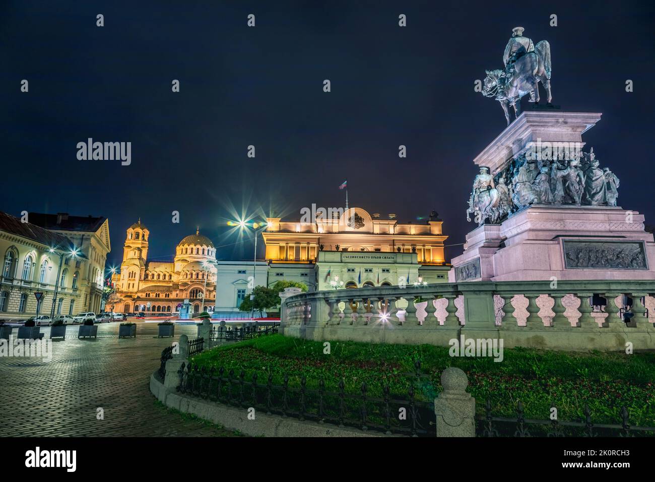 St. Alexander Nevski Kathedrale in Sofia und Nationalversammlung bei Nacht, Bulgarien Stockfoto