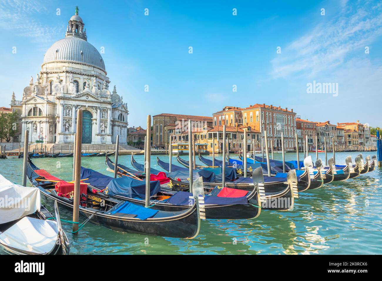 Gondeln im Canal Grande und Santa Maria della Salute, Venedig, Italien Stockfoto