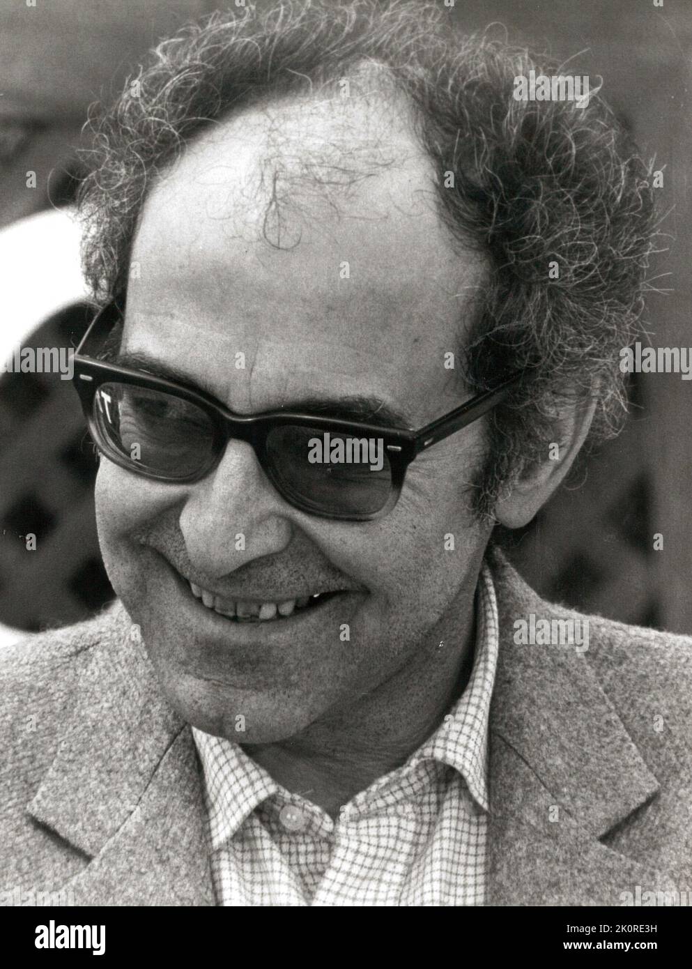 Regisseur Jean-Luc Godard nimmt an einem Interview während der Filmfestspiele von Cannes, Frankreich, am 10. Mai 1985 Teil. REUTERS/Eric Gaillard Stockfoto