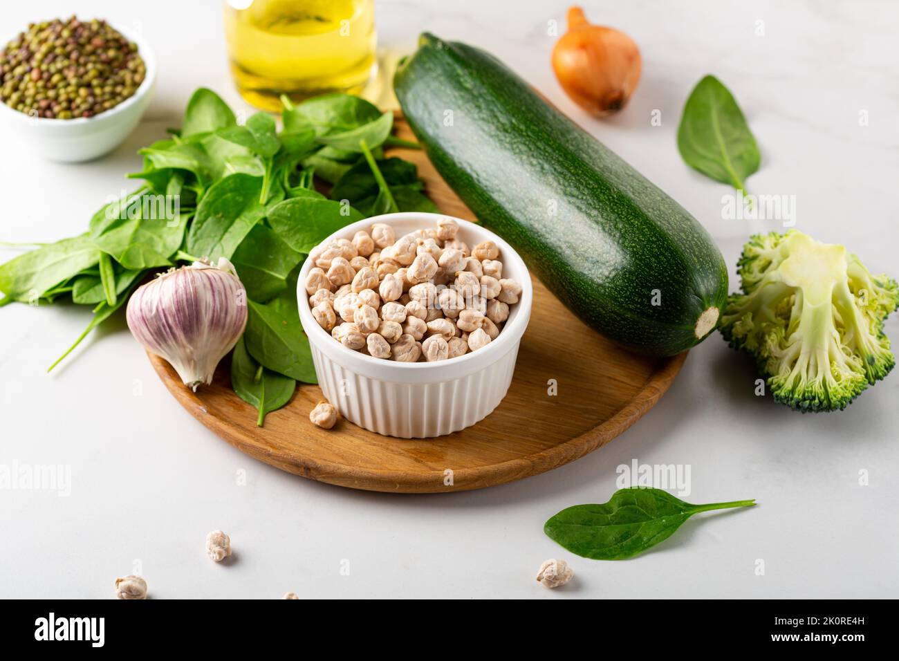 Frisches Gemüse und Kichererbsenfrüchte für veganes Essen Stockfoto