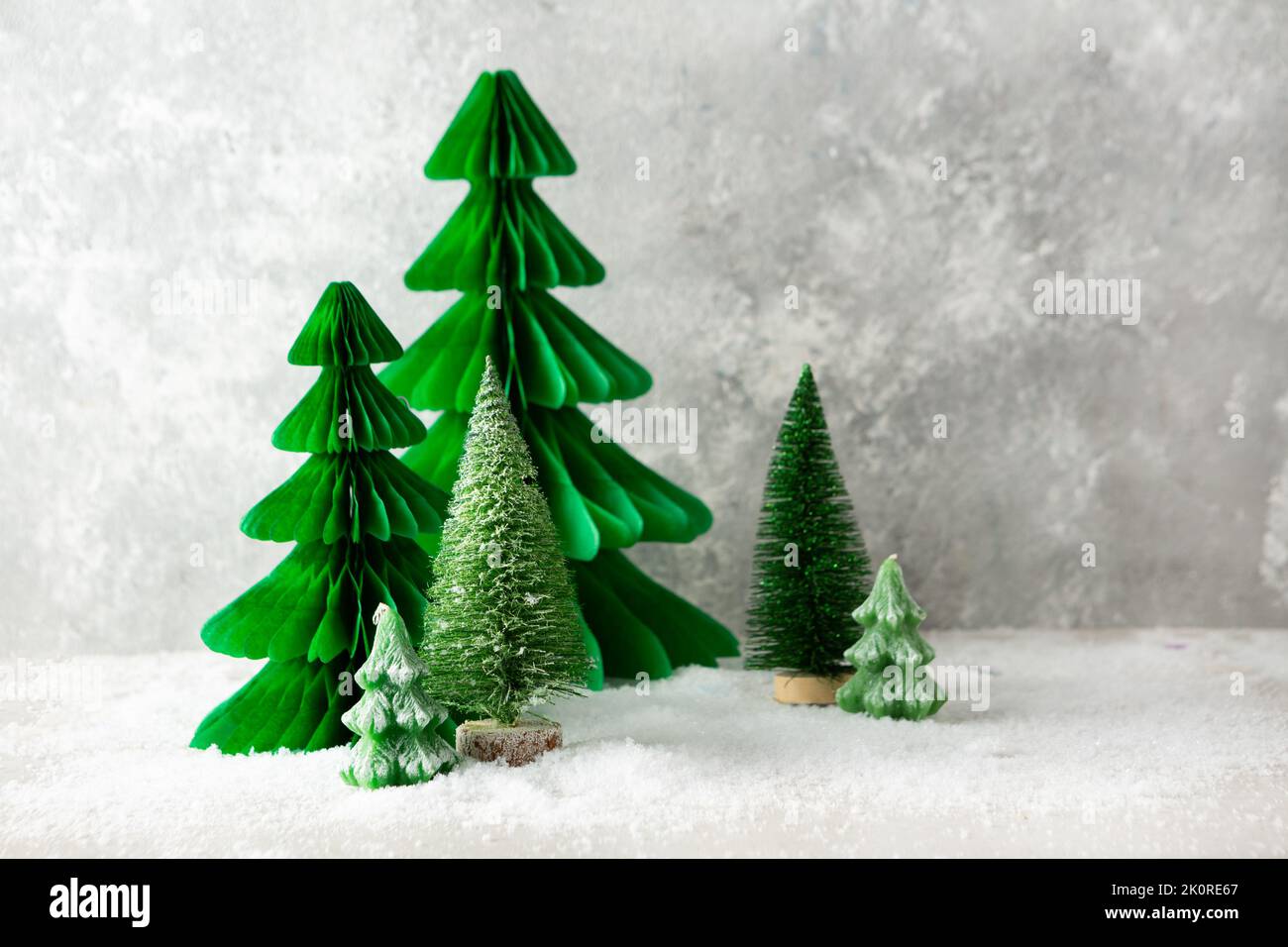 Grüne Weihnachtsbaumschmuck auf hellem Hintergrund Weihnachtskarte Stockfoto