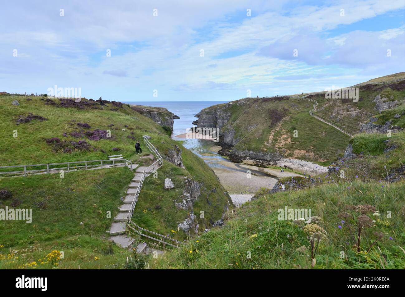 Treppen, die von der Klippe zur Smoo-Höhle in Durness, Highland, Schottland, führen Stockfoto