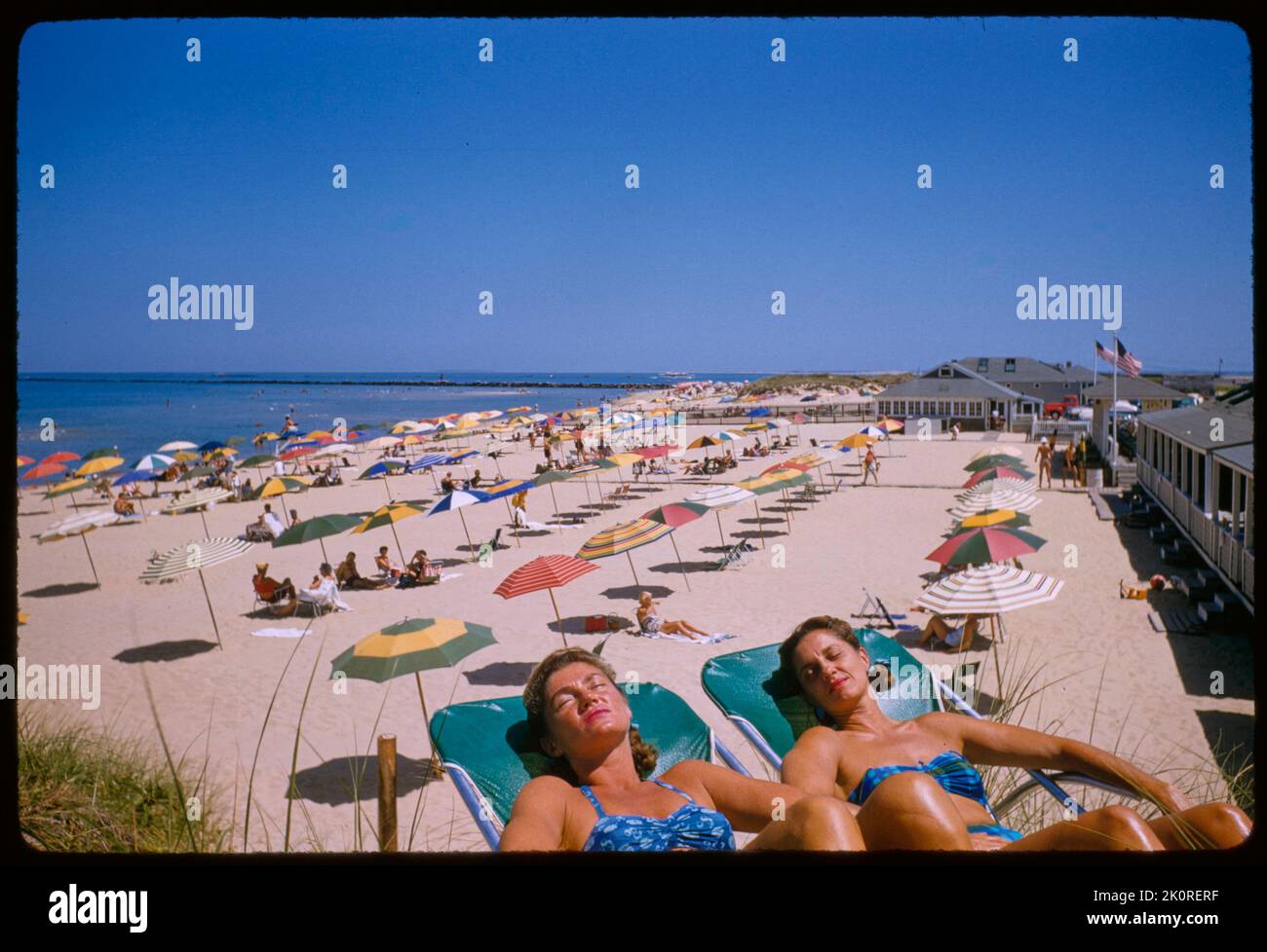Zwei Teenager-Mädchen genießen den perfekten Tag am Strand, Nantucket, MA, 8/1957. (Foto von Toni Frisell) Stockfoto