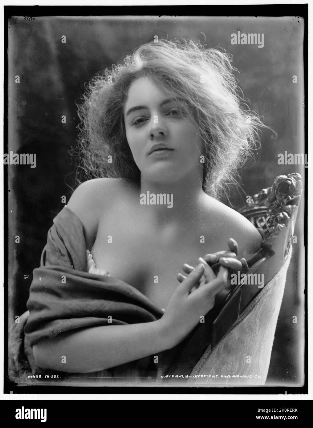 Foto einer schönen Frau mit nackten Schultern mit dem Titel „Thisbe“, Detroit, Foto einer schönen Frau mit nackten Schultern, Detroit, MI, um 1900, Detroit, MI, um 1900. (Foto von Detroit Photographic Company) Stockfoto