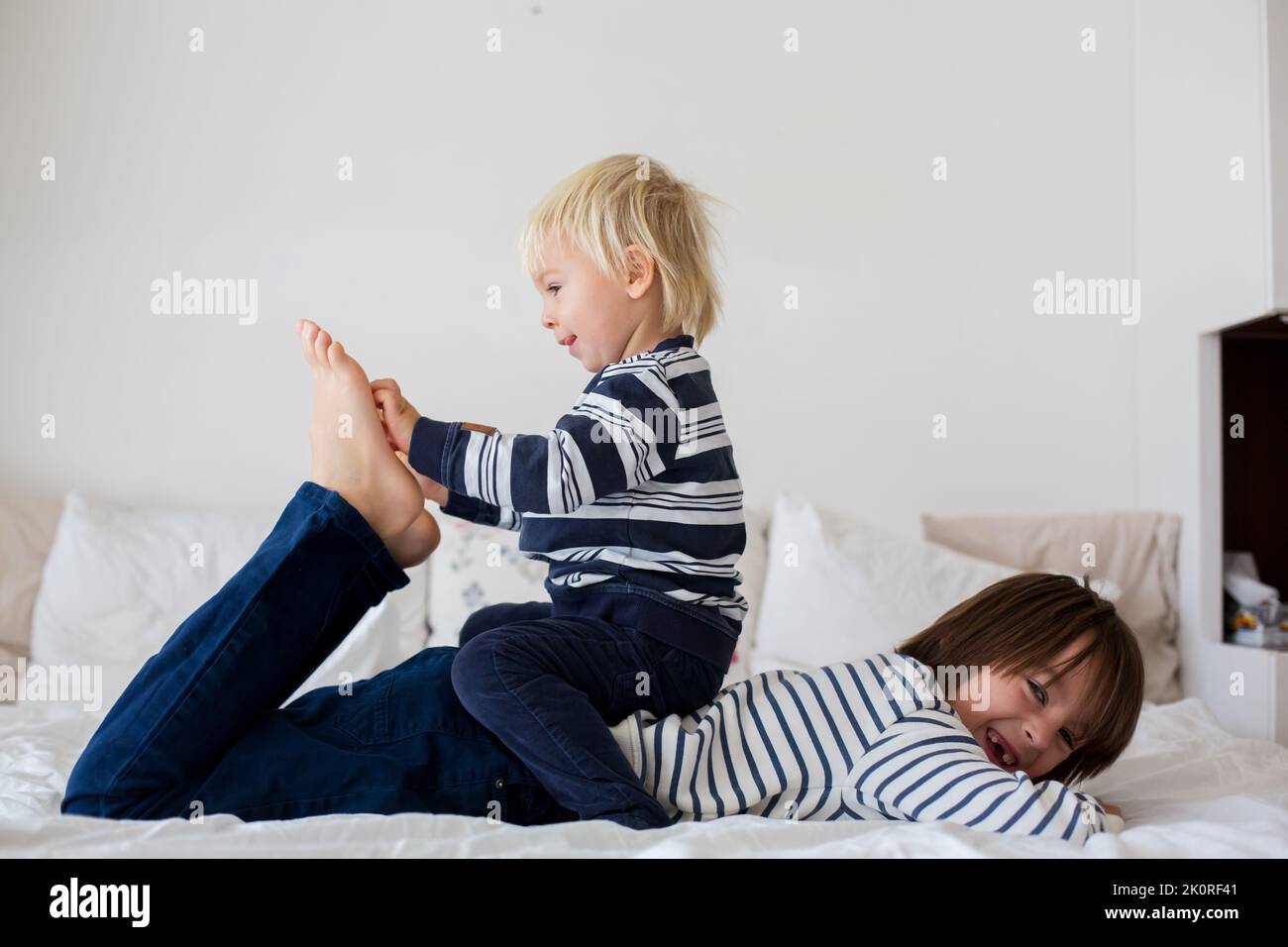 Kinder, Brüder, spielen zu Hause, kitzeln Füße lachen und lächeln Stockfoto