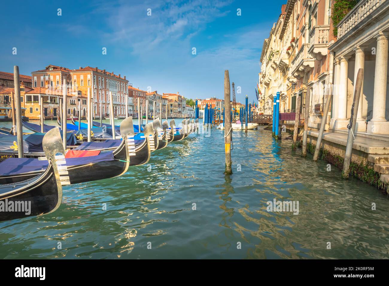 Gondeln in Grand Canal Pfahl Pier bei goldenem Sonnenuntergang, Venedig, Italien Stockfoto
