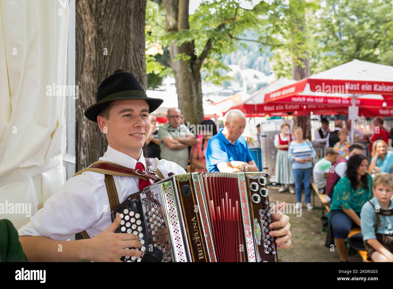 Musiker spielt Volksmusik in Tirol Kostüm bei einem Festmahl im Park, Zell am See, Österreich Stockfoto