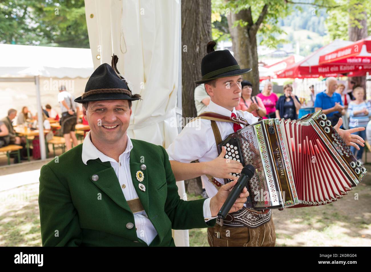 Musiker spielt Volksmusik in Tirol Kostüm bei einem Festmahl im Park, Zell am See, Österreich Stockfoto