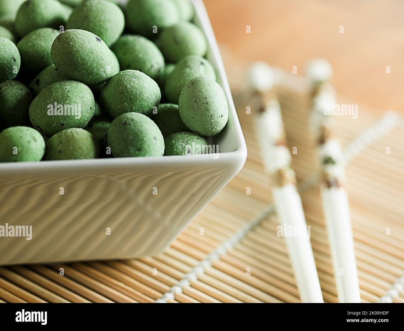 Studiobilder von Beilagen wie Oliven, Öl, Nüsse und Paprika. Sehen Sie sich mein komplettes Sortiment an, um mehr Optionen zu erhalten. Stockfoto