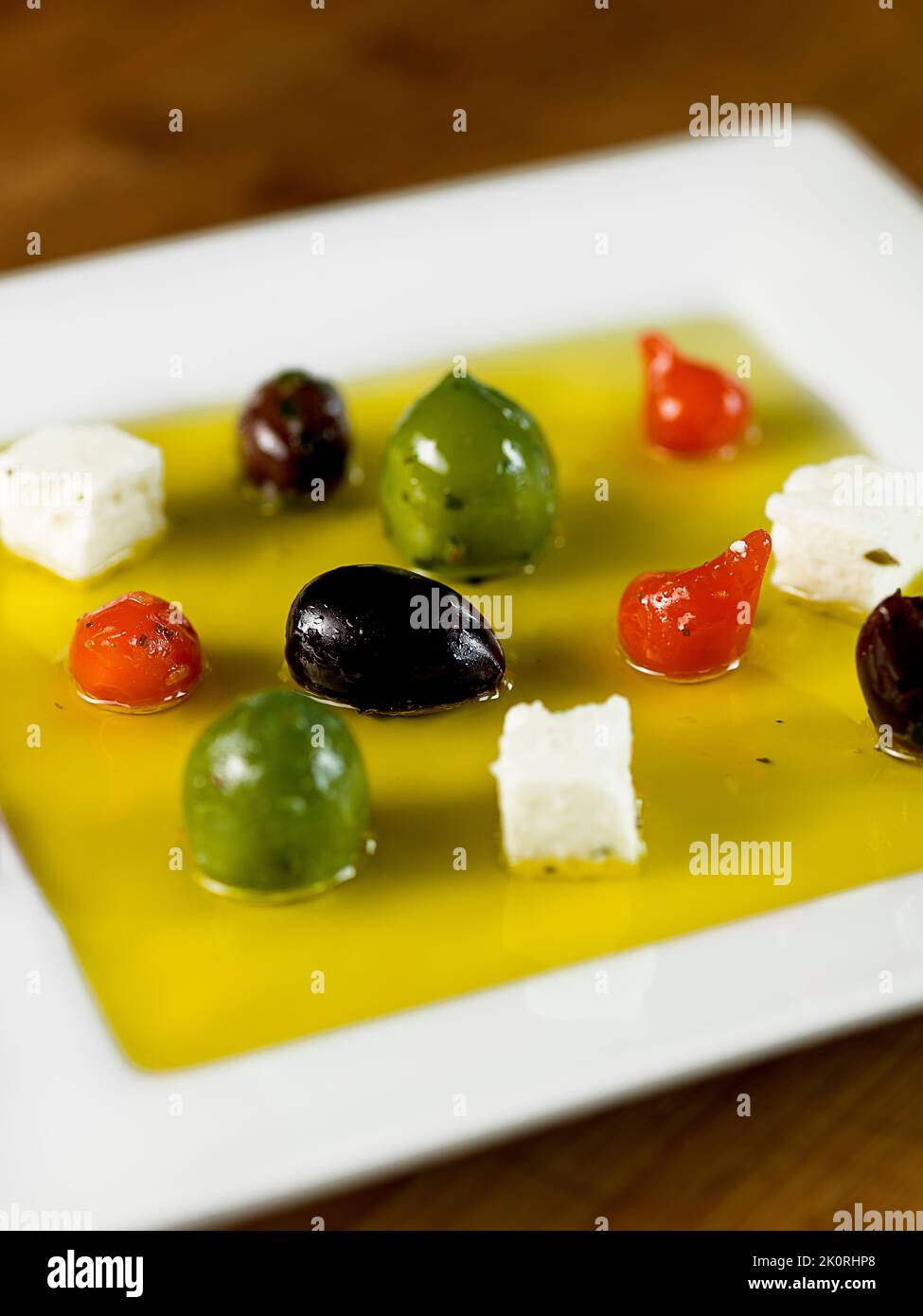 Studiobilder von Beilagen wie Oliven, Öl, Nüsse und Paprika. Sehen Sie sich mein komplettes Sortiment an, um mehr Optionen zu erhalten. Stockfoto