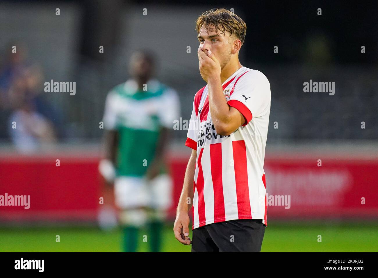 EINDHOVEN, NIEDERLANDE - 15. AUGUST: Jason van Duiven von PSV U23 reagiert während des niederländischen Keukenkampioendivisie-Spiels zwischen Jong PSV und FC Dordrecht am 15. August 2022 auf dem PSV Campus De Herdgang in Eindhoven, Niederlande (Foto: Joris Verwijst/Orange Picts) Stockfoto