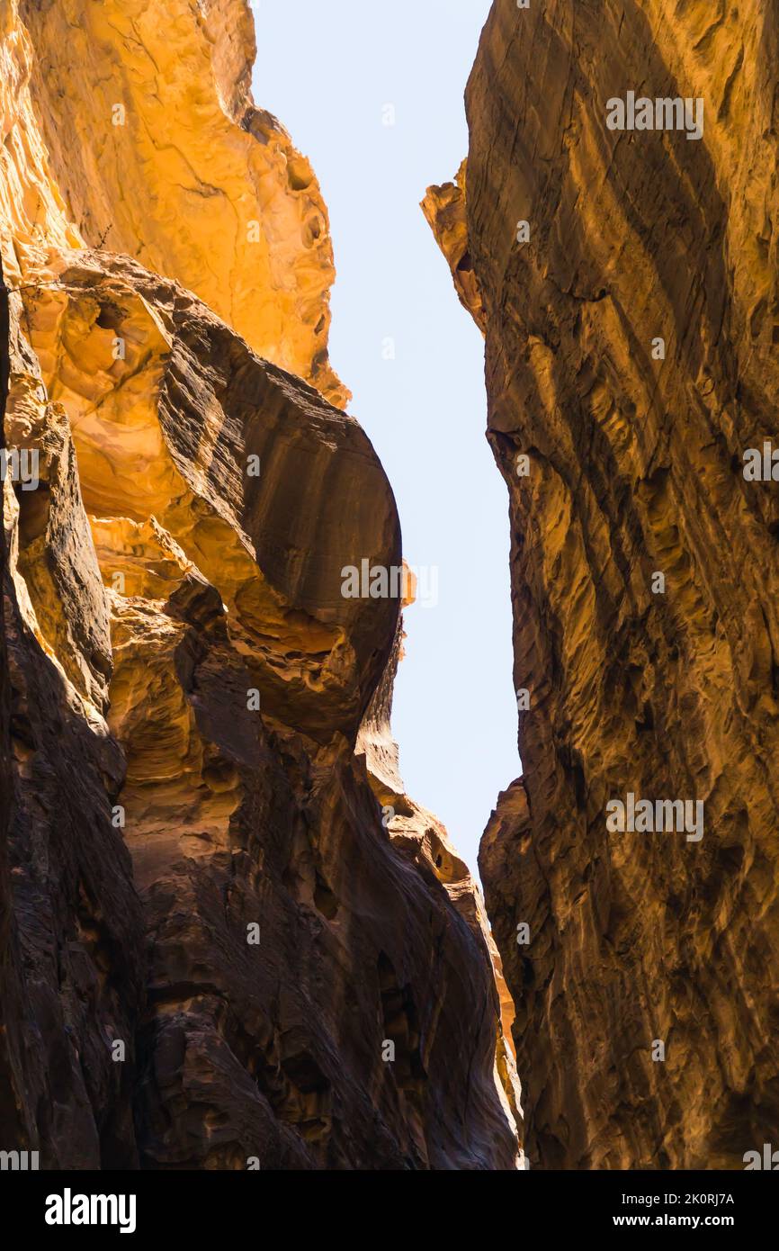 Schmale Passage und herrliche Felsen auf dem Weg zur Schlucht Petra in Jordanien. Hochwertige Fotos Stockfoto