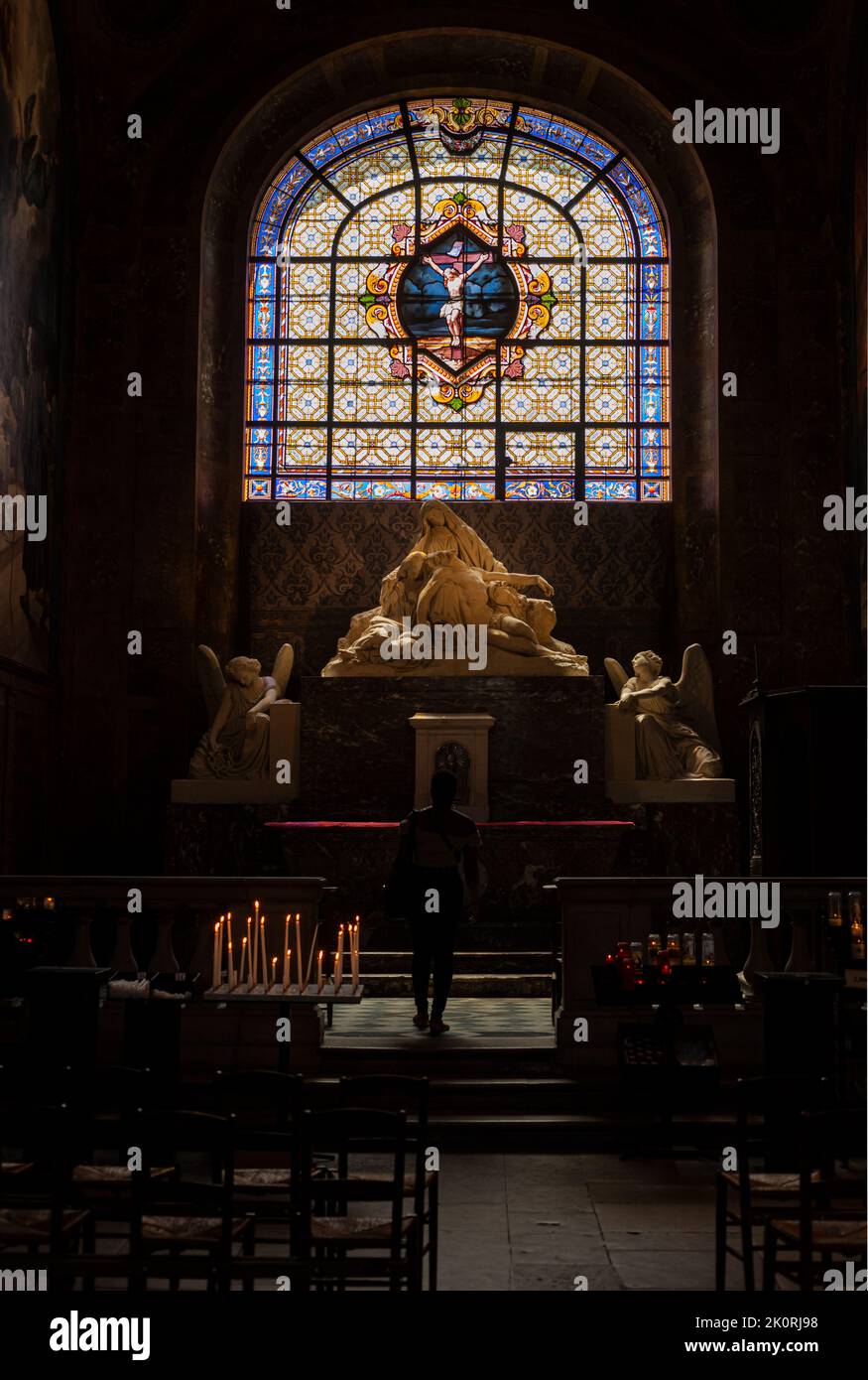 Kreuzigung im Buntglasfenster und Depositionsdenkmal des Heiligen Herzens von Montmartre, Sacré Coeur, Paris Stockfoto