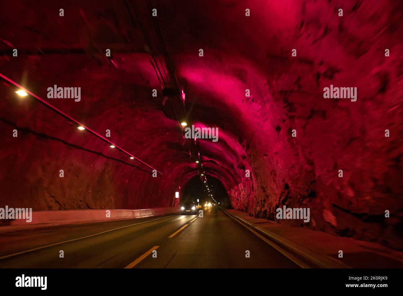 Straßentunnel in Norwegen, Skandinavien, Europa, rosa gefärbt Stockfoto