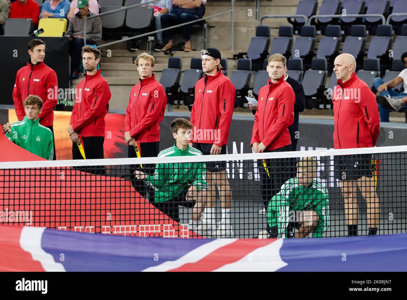 Hamburg, Deutschland. 13. September 2022. Tennis, Herren: Davis Cup - Gruppenphase, Gruppe C, Gruppenphase, Belgien - Australien. Kubler (Australien) - Bergs (Belgien). Die belgischen Spieler Joran Vliegen (l-r), Sander Gille, Michael Geerts, Zizou Bergs, David Goffin und der belgische Mannschaftskapitän Johan Van Herck stehen vor dem Spiel zusammen. Quelle: Frank Molter/dpa/Alamy Live News Stockfoto