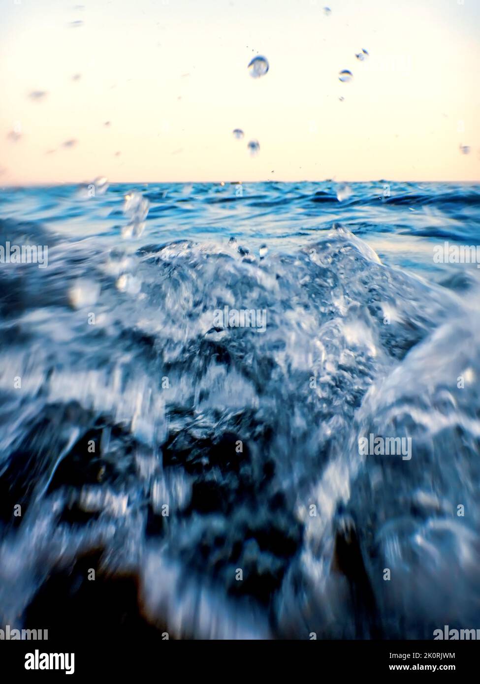Meereswellen-Spritzwasser aus nächster Nähe, Blick auf den Wasserhintergrund aus der Nähe Stockfoto
