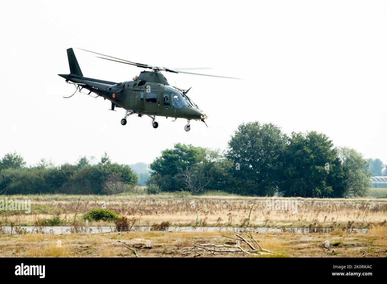 Die Abbildung zeigt einen Hubschrauber, der während einer Pressekonferenz zu Storm Tide 2022 (05-16/09), der fiktiven, nicht kämpferischen Evakuierungsoperation, die von der belgischen Verteidigung in Weelde am Dienstag, dem 13. September 2022 organisiert wurde, abgebildet wurde. Etwa 800 Soldaten aus den Abteilungen Land, Luft und Medizin werden eine Interventionseinheit bilden, die dort für eine fiktive, nicht-kämpferische Evakuierungsoperation (NEO) eingesetzt wird, indem sie die verschiedenen Spezialitäten und Fähigkeiten VON SO Regt einbeziehen. Dieser Pressemoment ist organisiert, um die Möglichkeit zu bieten, die Arbeit der para-Kommandos und der A400M Transportflugzeuge zu beobachten. BE Stockfoto