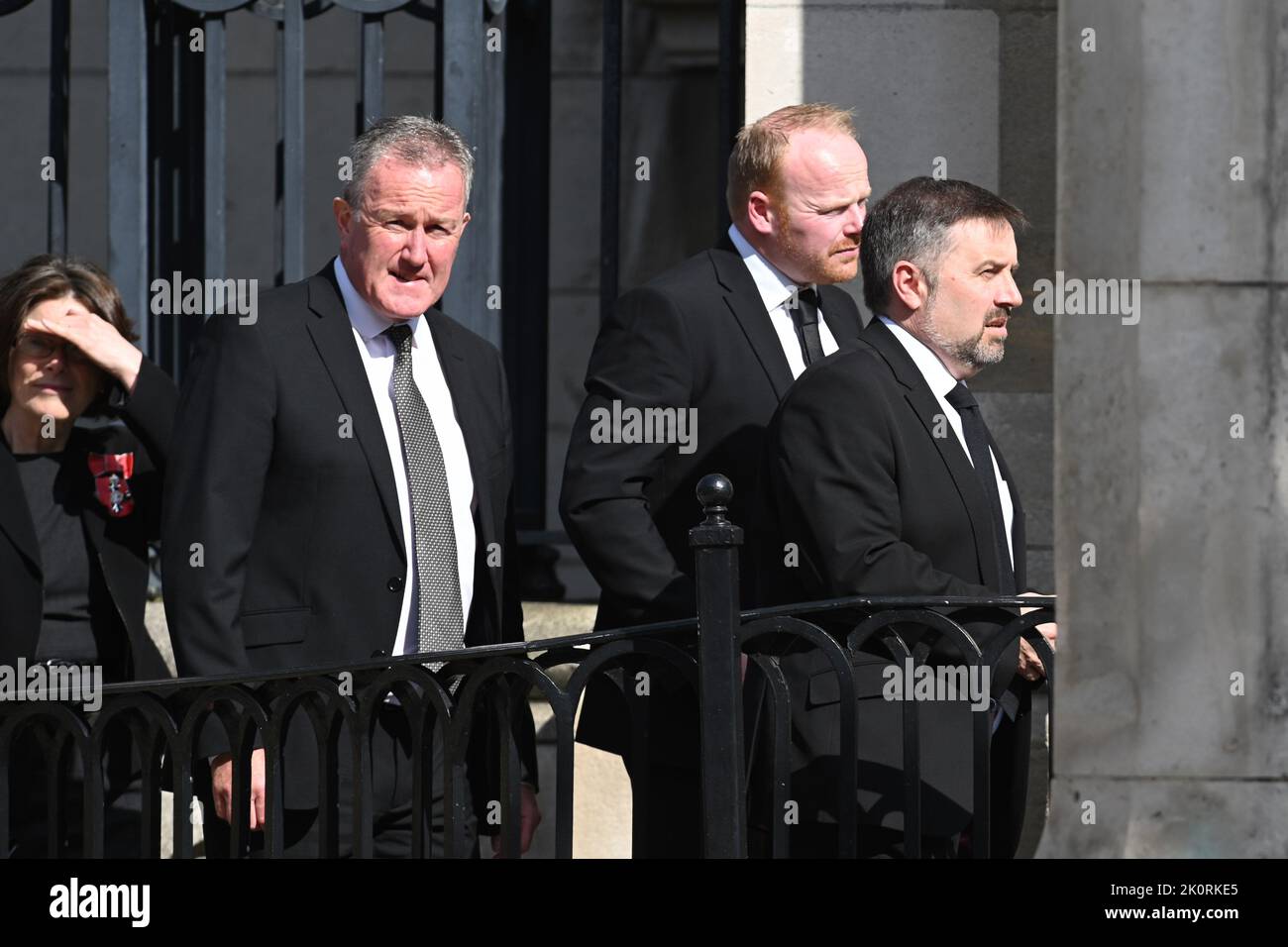 Der Finanzminister von Stormont, Conor Murphy (links) und der Gesundheitsminister Robin Swann (rechts) kommen in der St. Anne's Cathedral in Belfast an, um während des Besuchs von König Charles III in Nordirland einen Reflexionsdienst für Königin Elizabeth II. Zu besuchen. Bilddatum: Dienstag, 13. September 2022. Stockfoto