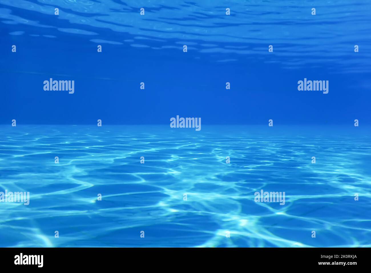 Unterwasser Leerer Swimmingpool Hintergrund, Wellenwasser Stockfoto