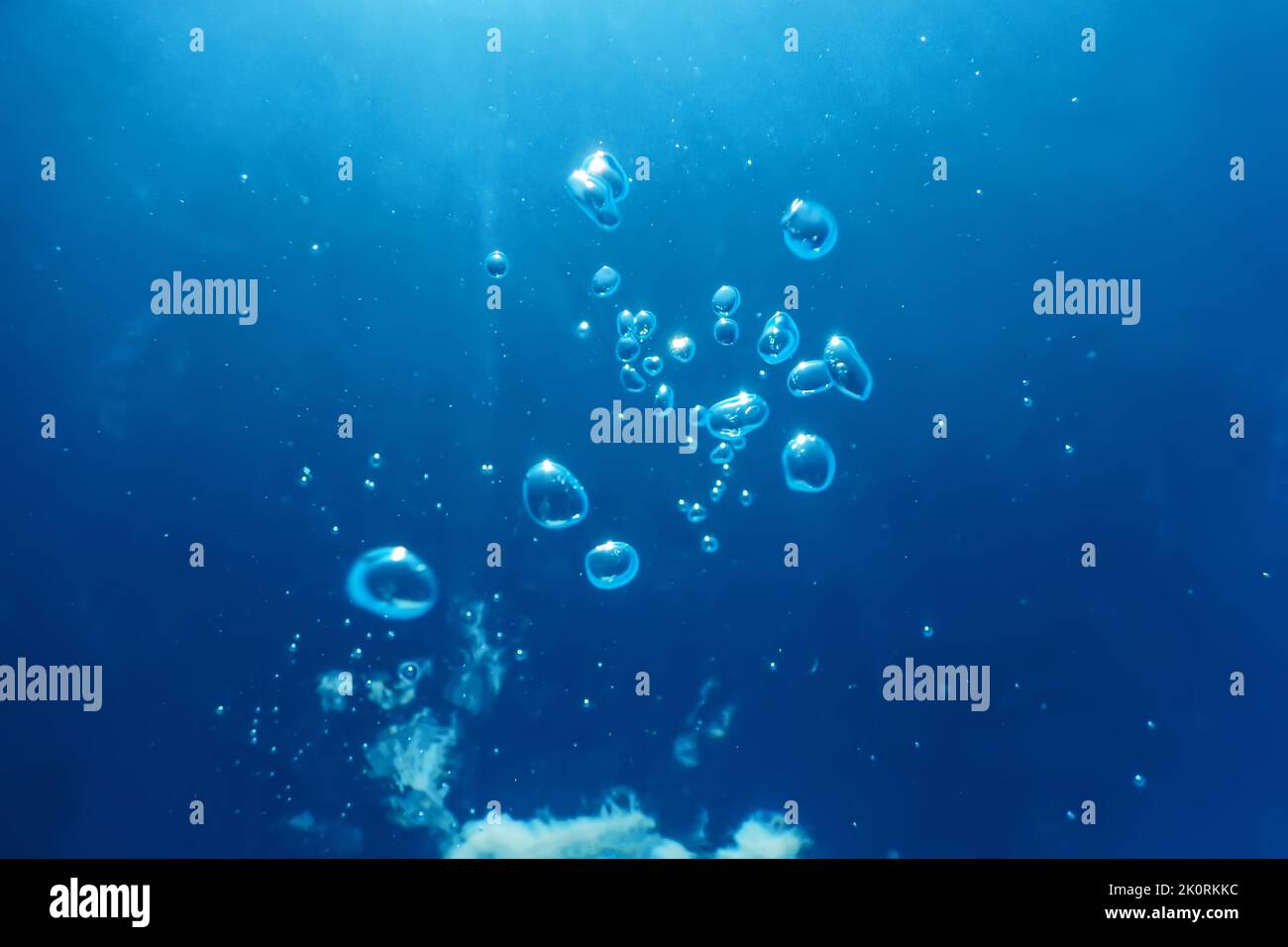 Luftblasen, Unterwasserblasen, Luft unter Wasser Hintergrund Stockfoto