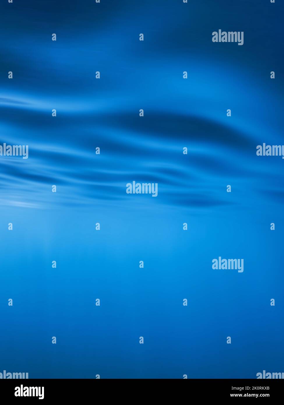 Unterwasseroberfläche, blauer Hintergrund, Wellen Hintergrund Stockfoto