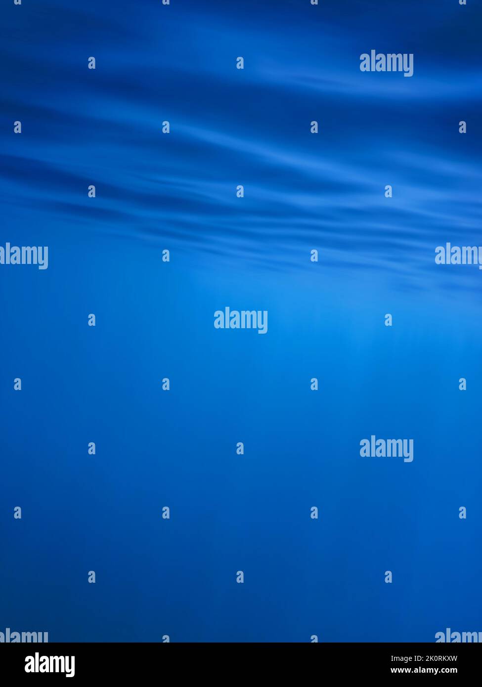 Unterwasseroberfläche, blauer Hintergrund, Wellen Hintergrund Stockfoto