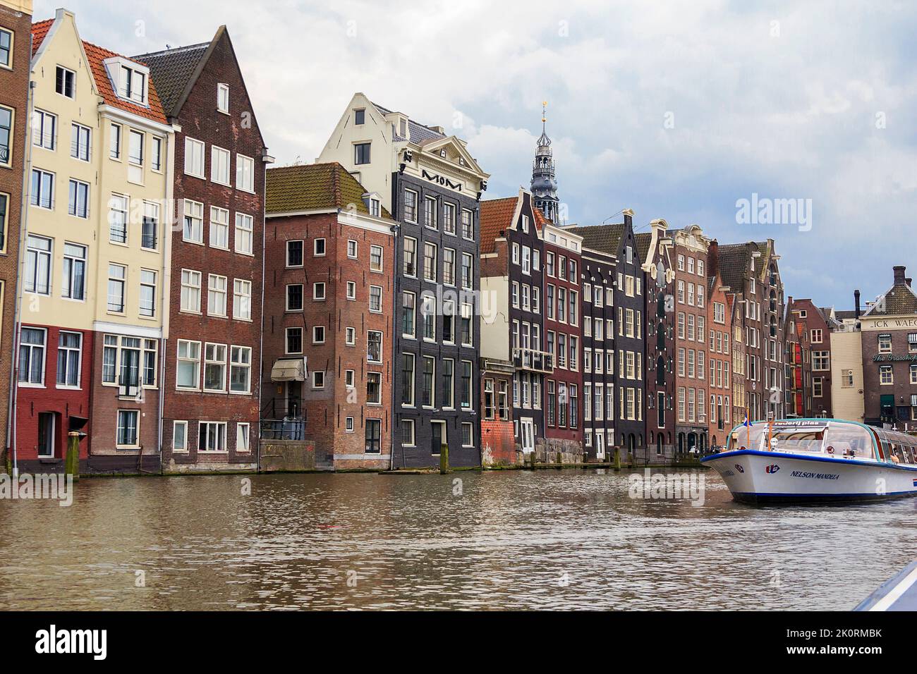 Diese Bucht in der Nähe des Bahnhofs Amsterdam Central ist Hafen des Vergnügungsbootes 4. Mai 2013 in Amsterdam, Niederlande. Stockfoto Diese Bucht in der Nähe des Bahnhofs Amsterdam Central ist Hafen des Vergnügungsbootes 4. Mai 2013 in Amsterdam, Niederlande. Stockfoto