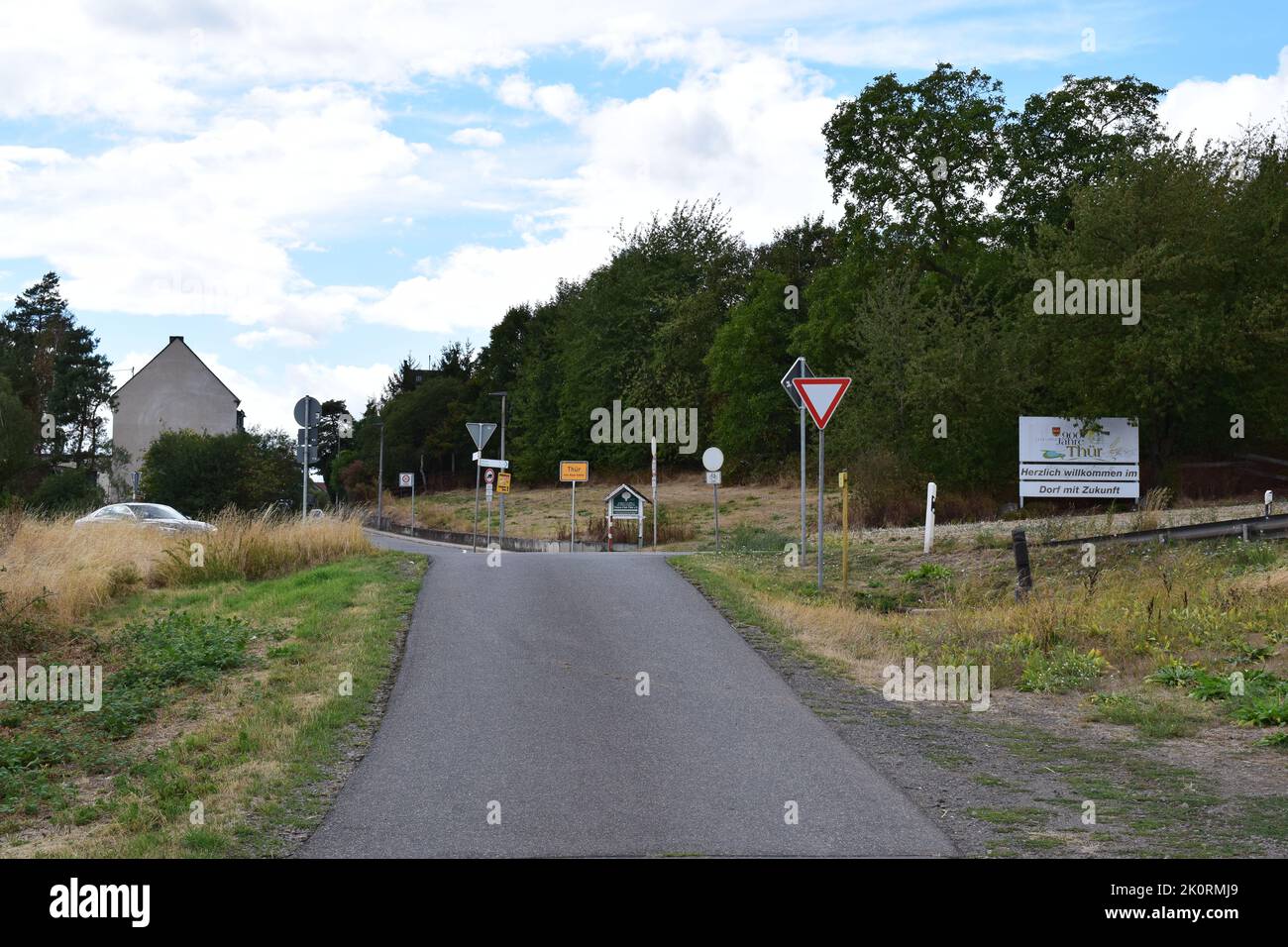 Dorf Thür mit Straßenschildern Stockfoto