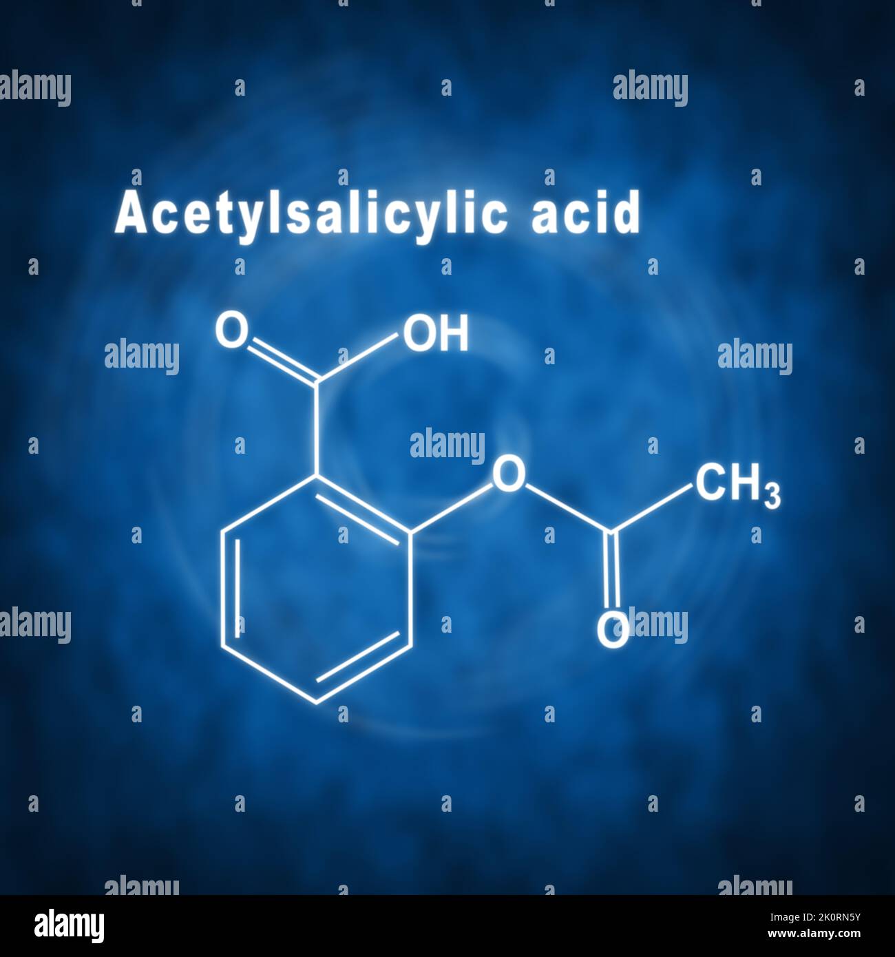 Acetylsalicylsäure, Aspirin, strukturelle chemische Formel auf blauem Hintergrund Stockfoto