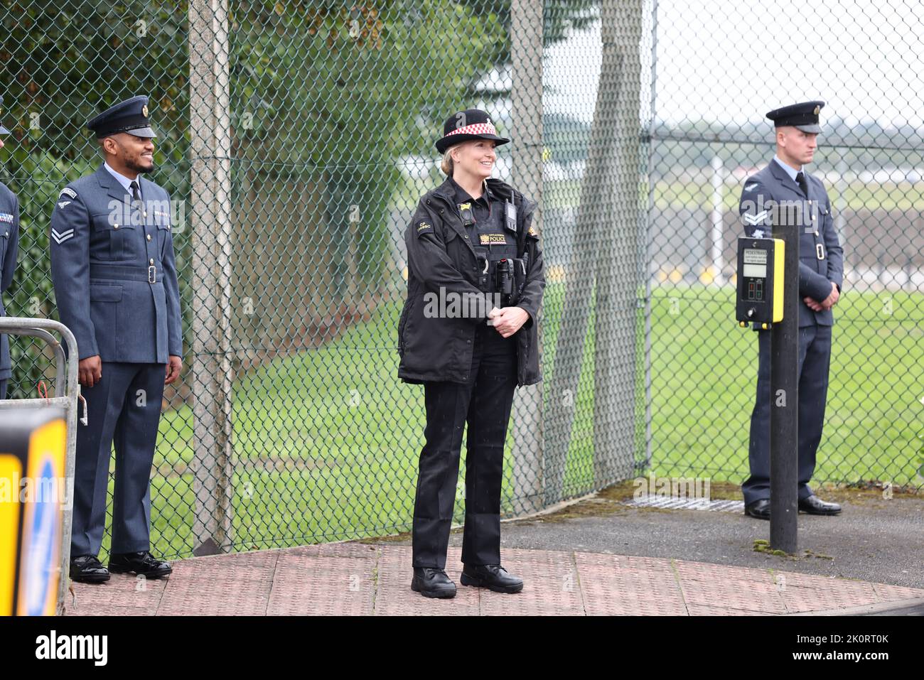 13/09/2022. London, Großbritannien. PENNY LANCASTER, die Frau des Sängers Rod Stewart, wird als Polizist angesehen, bevor der Sarg von Königin Elizabeth III. Bei der RAF Northolt in West-London ankommt, als er seinen Weg von Edinburgh zum Buckingham Palace in London macht. Die längste regierende Monarchin Großbritanniens, Königin Elizabeth III., starb letzte Woche im Alter von 96 Jahren im Balmoral Castle. Bildnachweis: Ben Cawthra/Sipa USA **KEINE Verkäufe in Großbritannien** Stockfoto