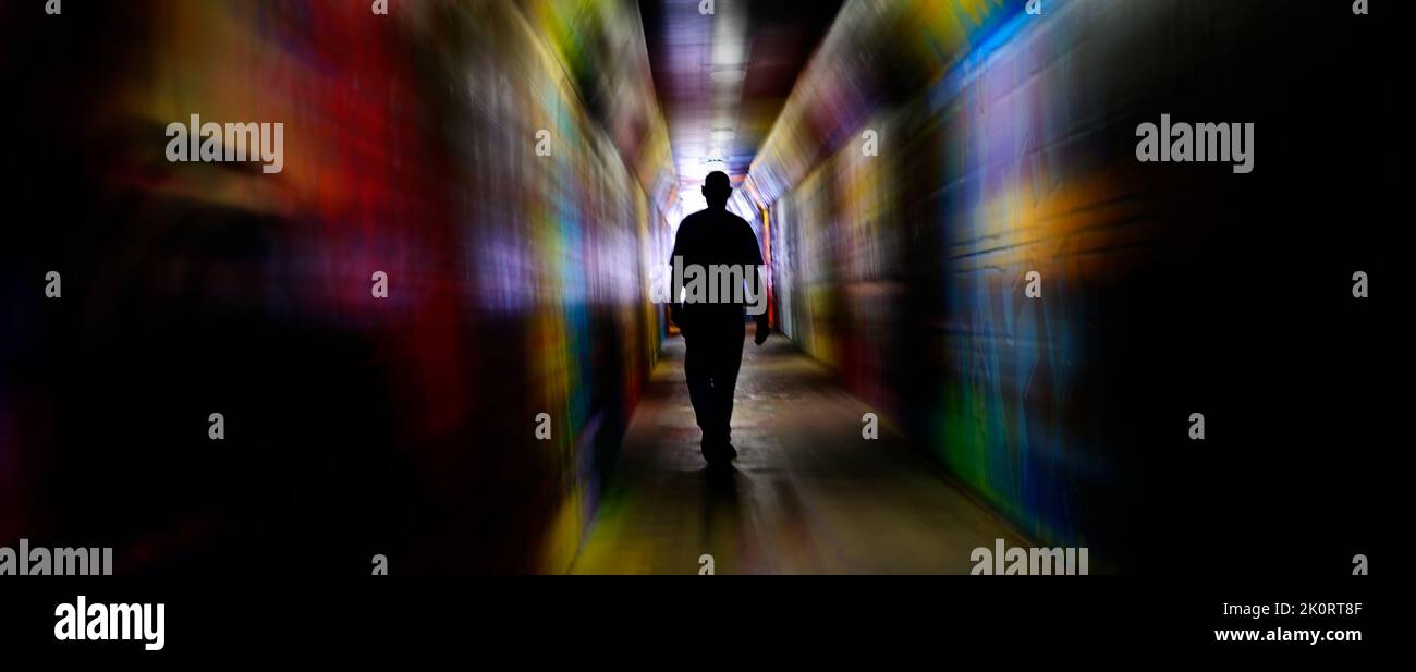 Einzelne Person am Ende des Tunnels für Erfolg und Triumph am Ende der Reise Zoom-Bewegung Stockfoto
