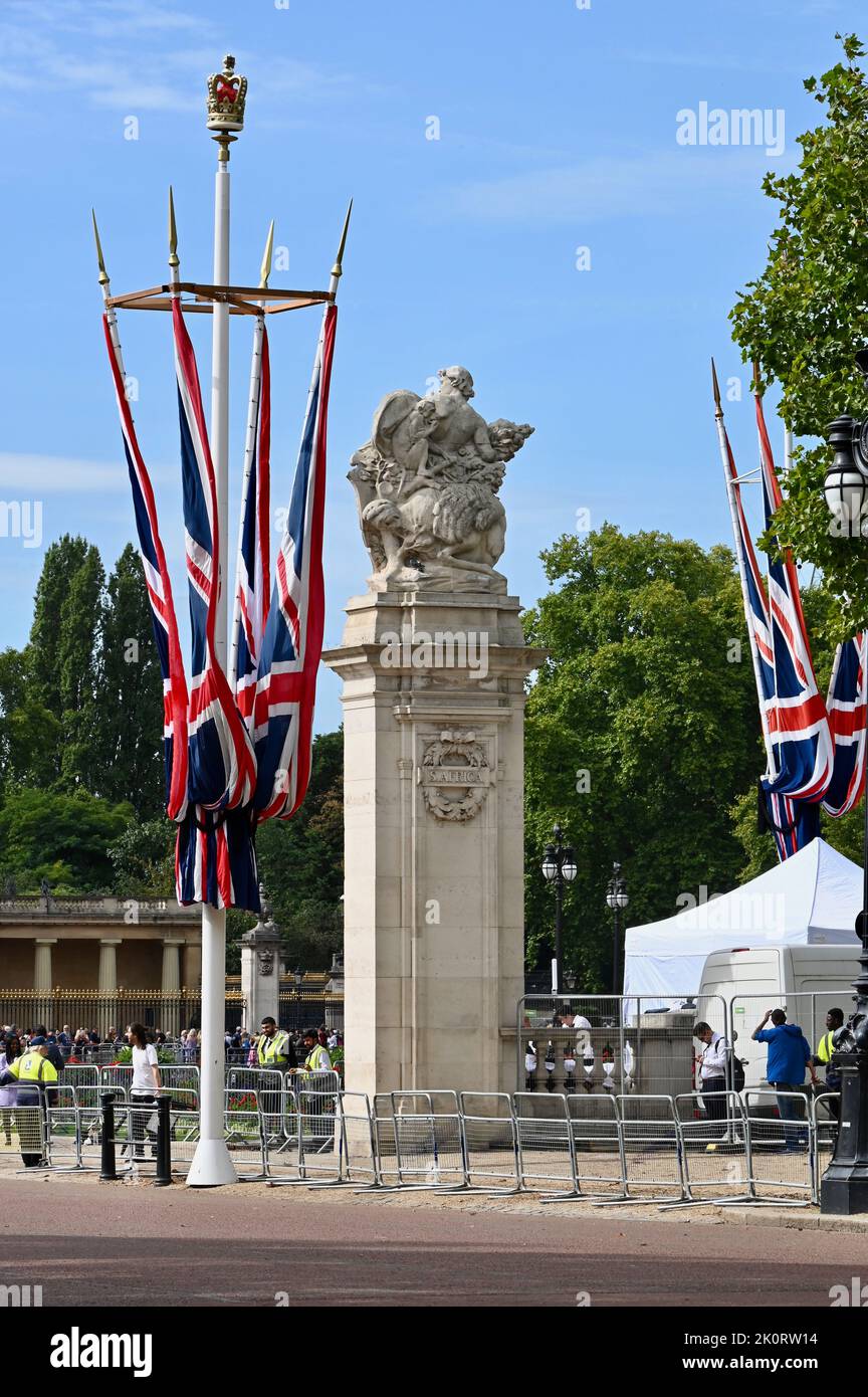 Arbeiter installierten Union Jacks in der Mall vor dem Staatsfuneral von Königin Elizabeth II. The Mall, London. VEREINIGTES KÖNIGREICH Stockfoto