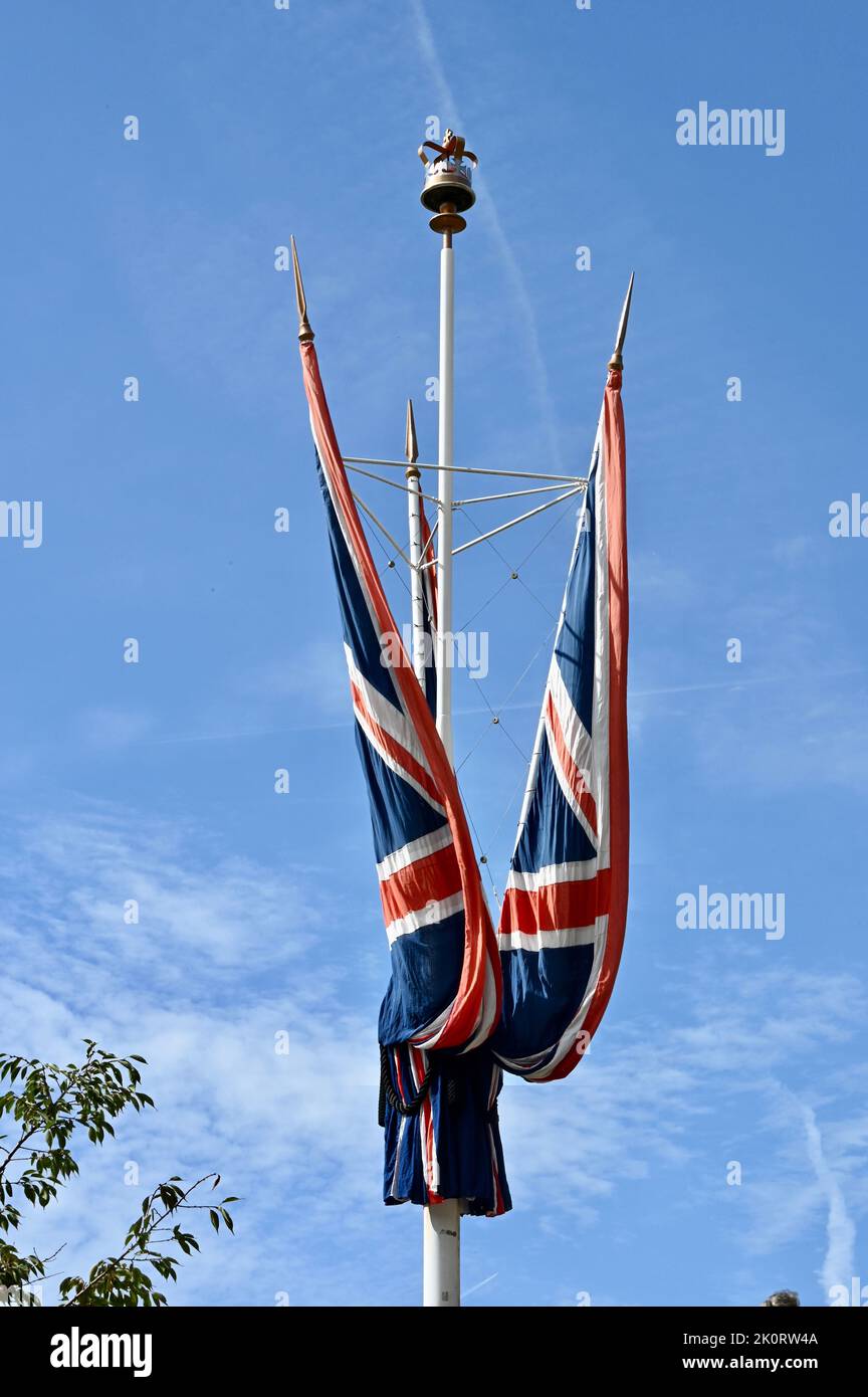 Arbeiter installierten Union Jacks in der Mall vor dem Staatsfuneral von Königin Elizabeth II. The Mall, London. VEREINIGTES KÖNIGREICH Stockfoto