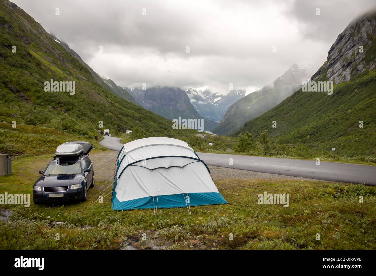 Menschen, wild campen in Norwegen in hohen Bergen, Schnee, Klte, Nebel in  der Nacht, Zelt neben einem Auto in der Nhe der Strae Stockfotografie -  Alamy