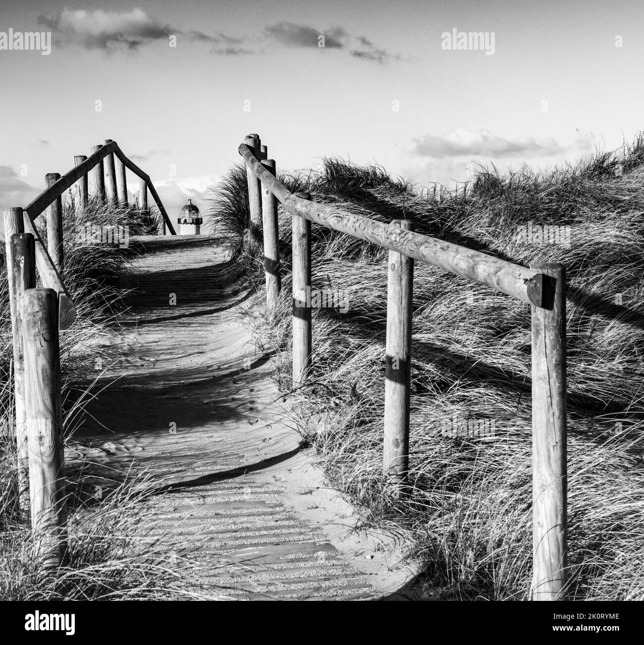 Eine malerische Schwarz-Weiß-Ansicht eines Wanderwegs in Talacre North Wales Stockfoto